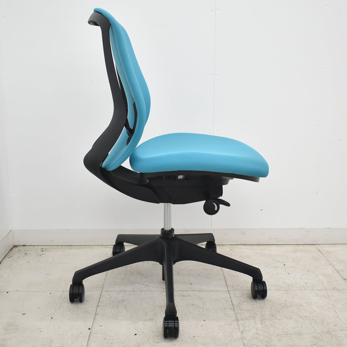 【中古】オカムラ　シルフィー　ローバック　肘なし　バックカーブアジャスト　前傾機能　2023年製　ブルーグリーン　2026070104【中古オフィス家具】