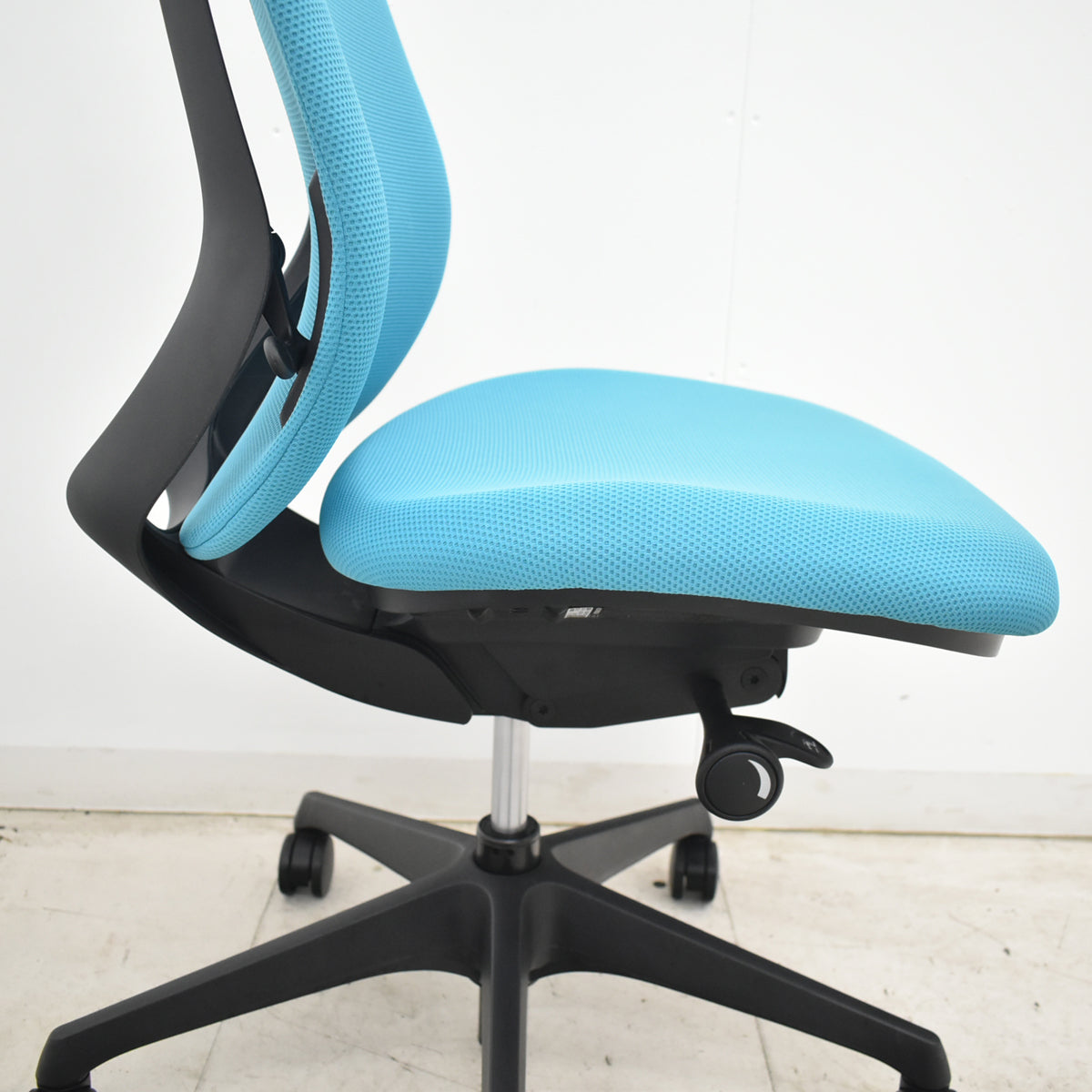 【中古】オカムラ　シルフィー　ローバック　肘なし　バックカーブアジャスト　前傾機能　2023年製　ブルーグリーン　2026070104【中古オフィス家具】