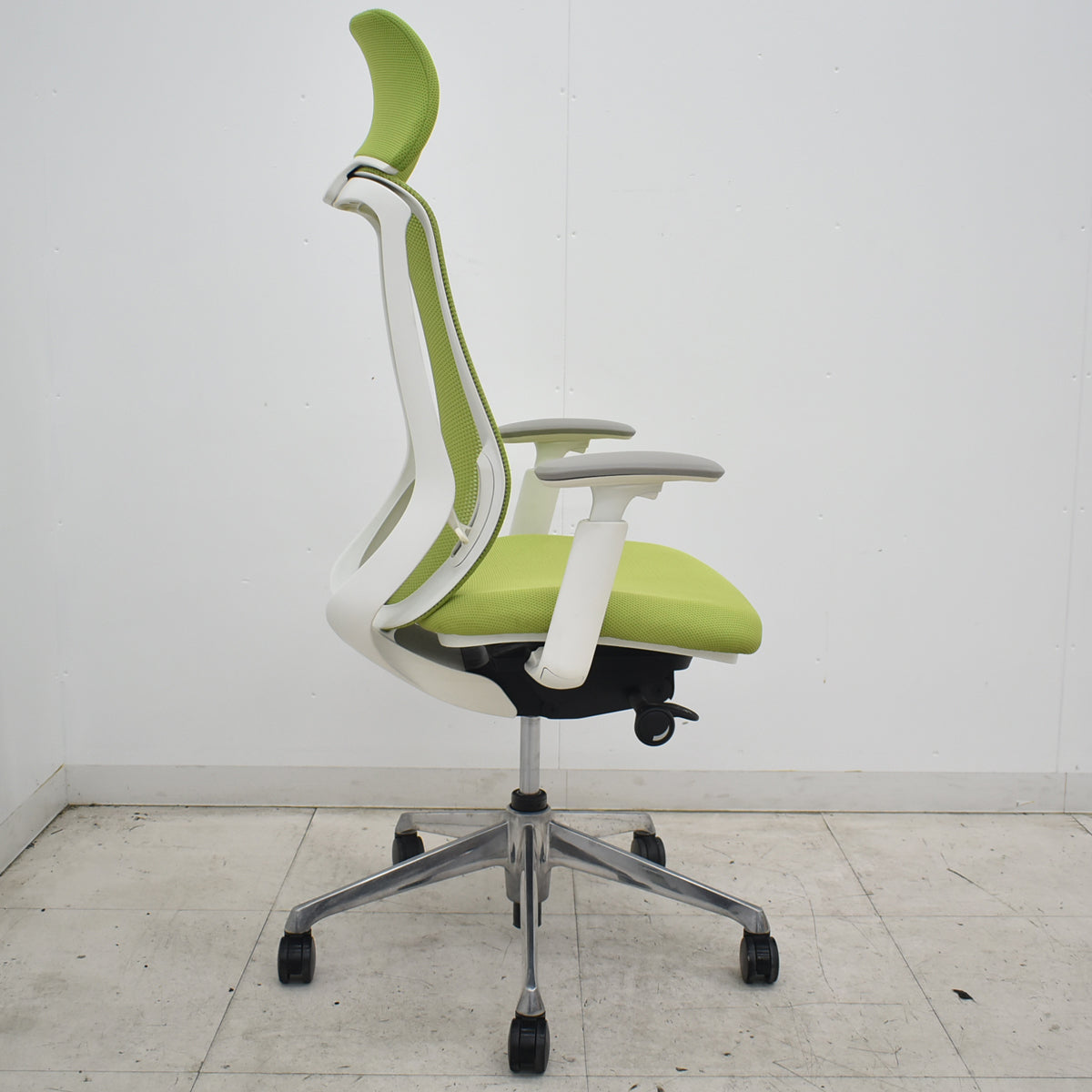 【中古】オカムラ　シルフィー　エクストラハイバック　可動肘　バックカーブアジャスト　前傾機能　ポリッシュ　ライムグリーン　2026070201【中古オフィス家具】