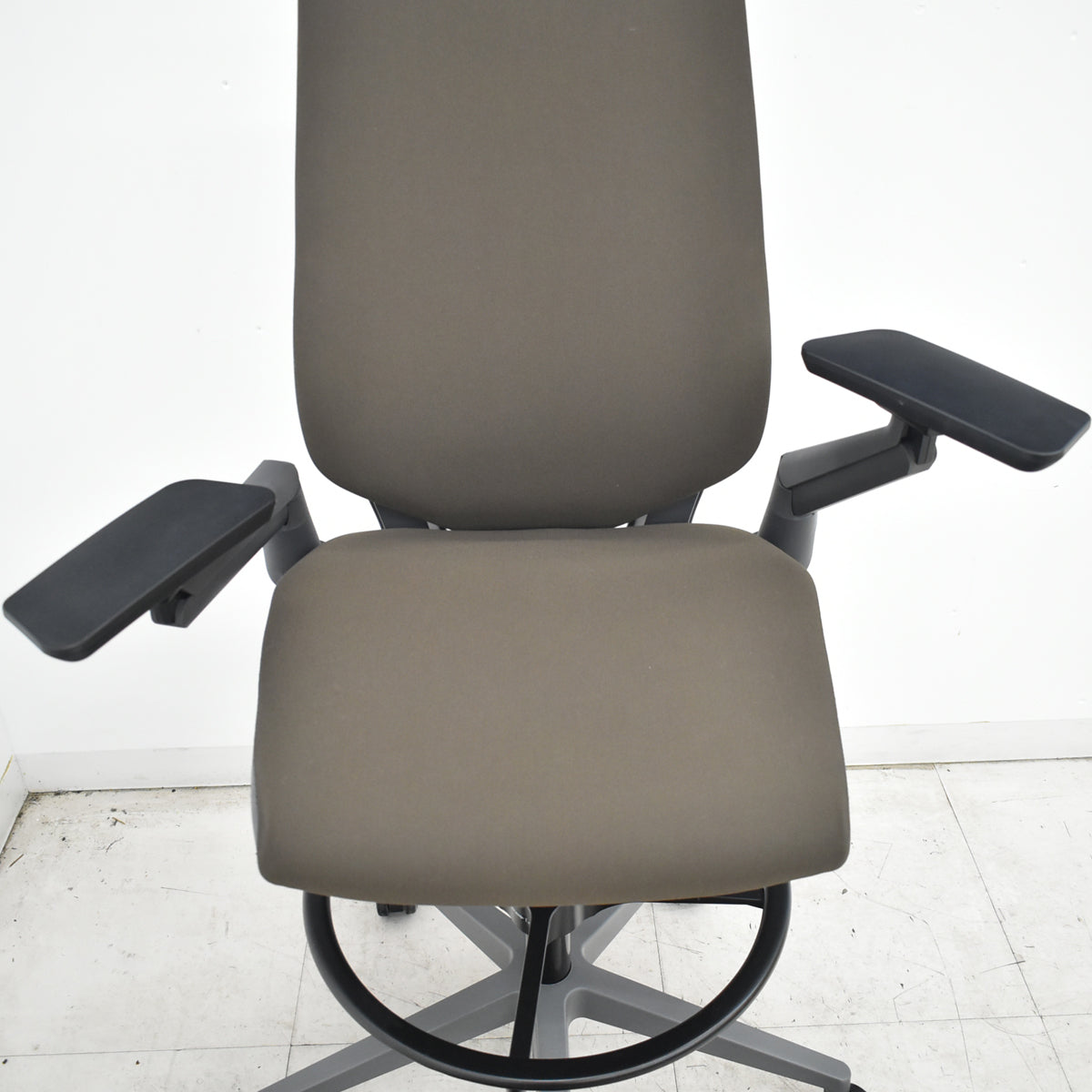 【中古】スチールケース　Gesture　ジェスチャー　製図・カウンター用スツールチェア（ハイチェア）リング肘　ブラウン　2026070202【中古オフィス家具】
