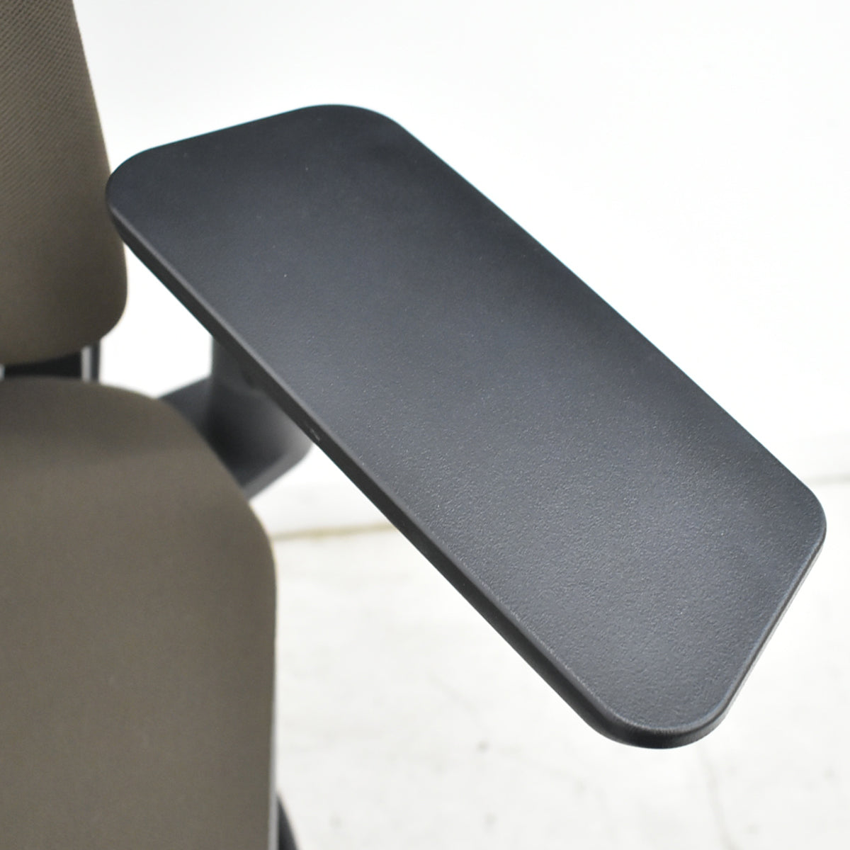 【中古】スチールケース　Gesture　ジェスチャー　製図・カウンター用スツールチェア（ハイチェア）リング肘　ブラウン　2026070202【中古オフィス家具】