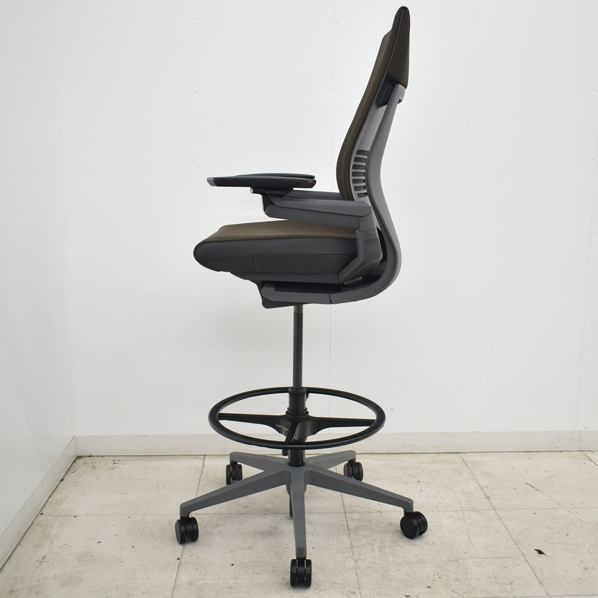 【中古】スチールケース　Gesture　ジェスチャー　製図・カウンター用スツールチェア（ハイチェア）リング肘　ブラウン　2026070202【中古オフィス家具】