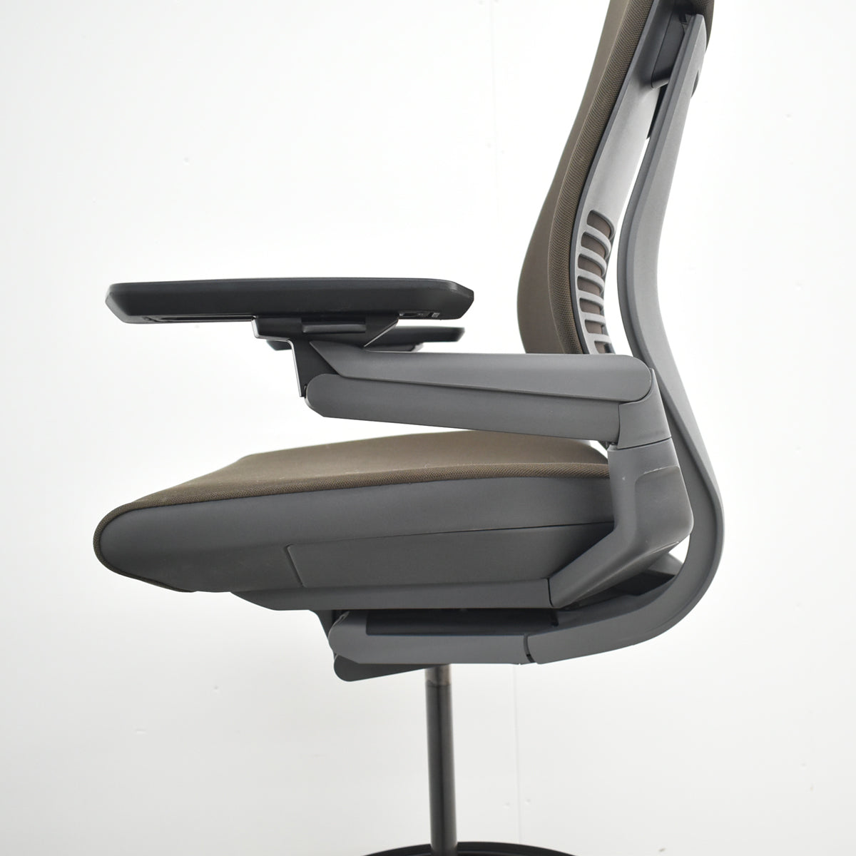 【中古】スチールケース　Gesture　ジェスチャー　製図・カウンター用スツールチェア（ハイチェア）リング肘　ブラウン　2026070202【中古オフィス家具】