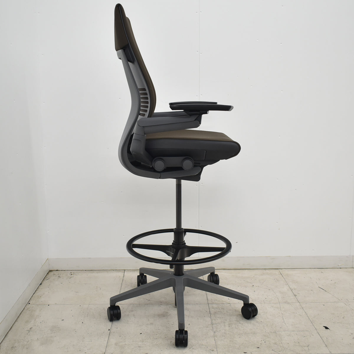 【中古】スチールケース　Gesture　ジェスチャー　製図・カウンター用スツールチェア（ハイチェア）リング肘　ブラウン　2026070202【中古オフィス家具】