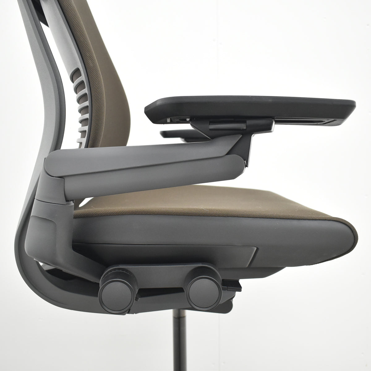 【中古】スチールケース　Gesture　ジェスチャー　製図・カウンター用スツールチェア（ハイチェア）リング肘　ブラウン　2026070202【中古オフィス家具】