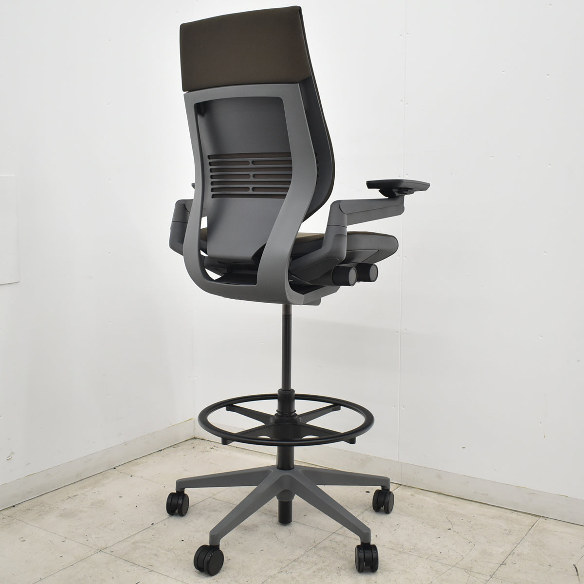 【中古】スチールケース　Gesture　ジェスチャー　製図・カウンター用スツールチェア（ハイチェア）リング肘　ブラウン　2026070202【中古オフィス家具】
