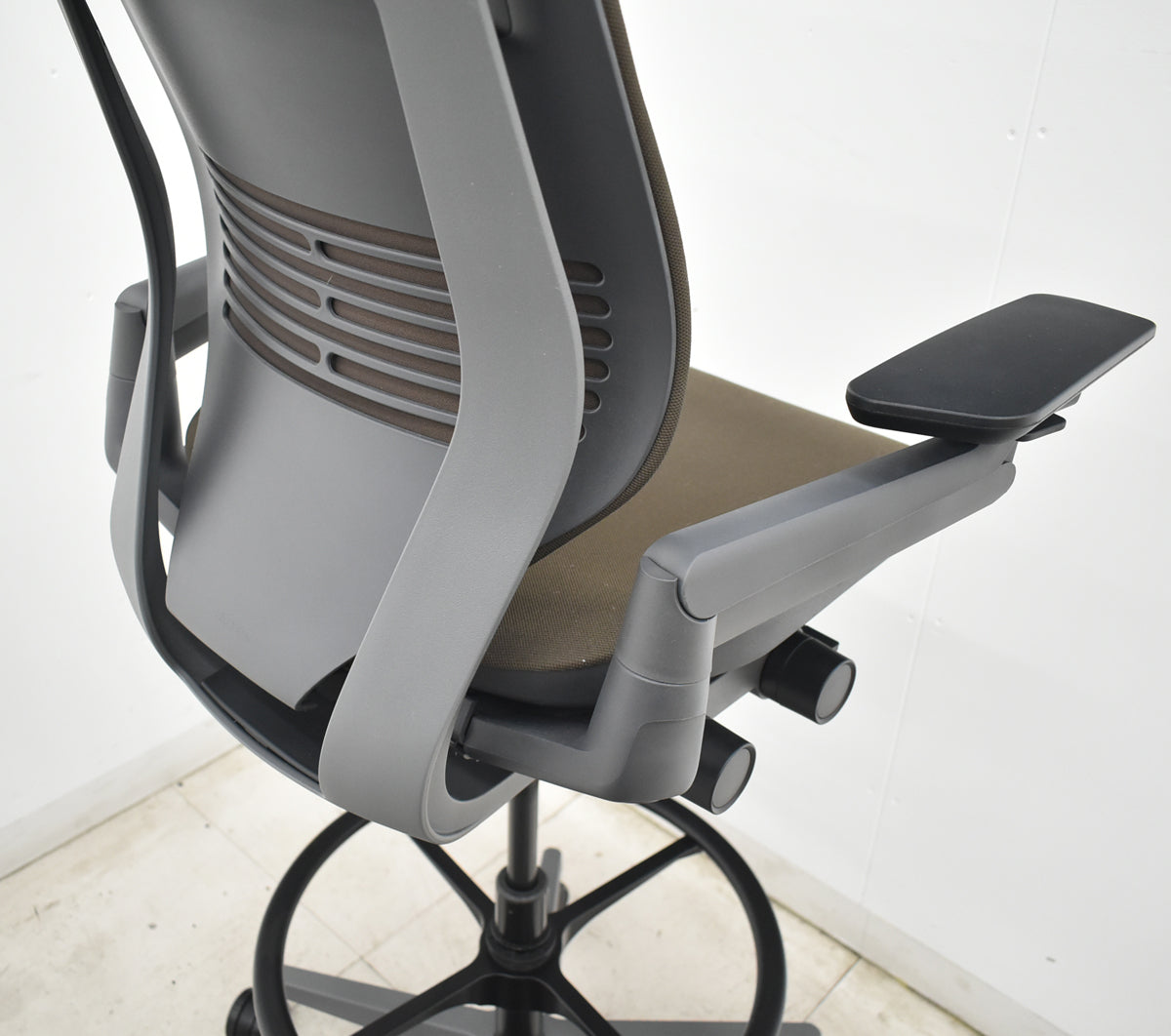 【中古】スチールケース　Gesture　ジェスチャー　製図・カウンター用スツールチェア（ハイチェア）リング肘　ブラウン　2026070202【中古オフィス家具】