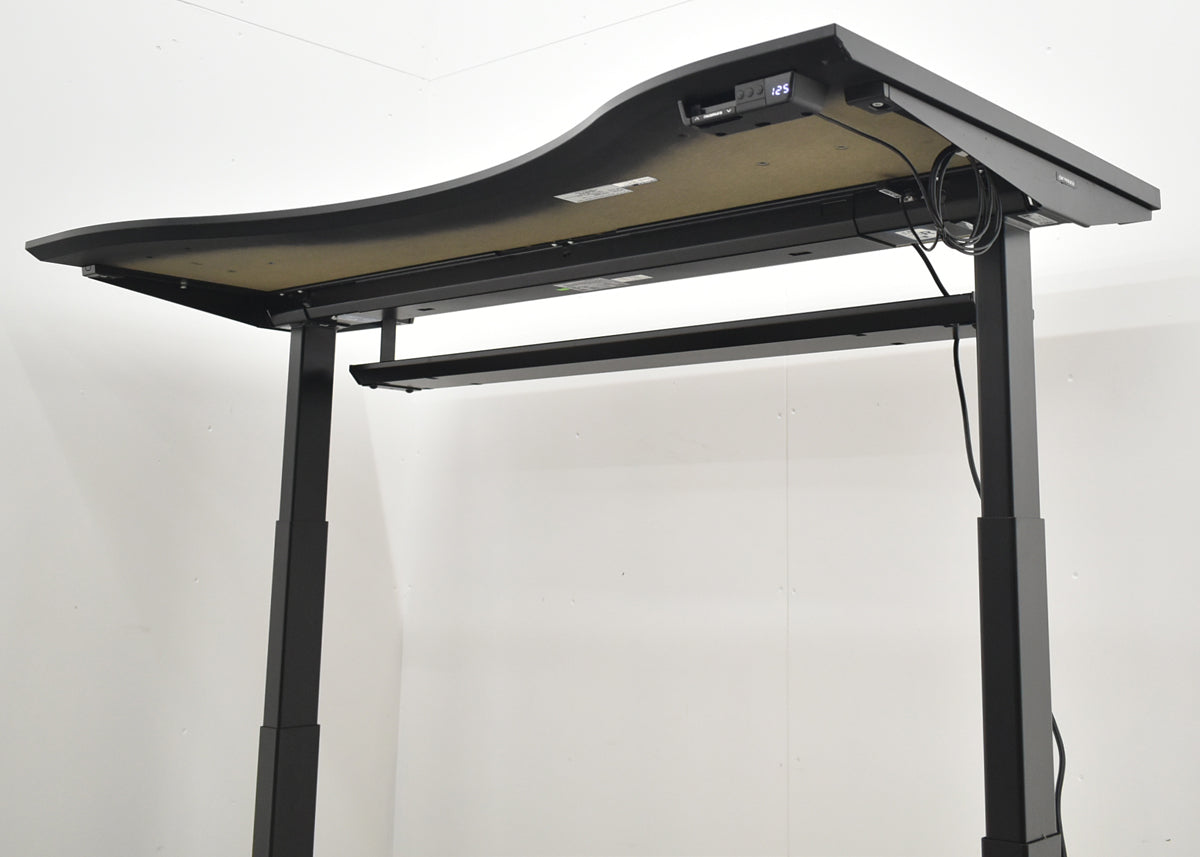 【中古】オカムラ　ストライカー　スイフト　電動昇降デスク　ラウンドタイプ　2021年製　コントロールレバータイプ　インジケーターメモリ機能付　幅1400　2026070203【中古オフィス家具】