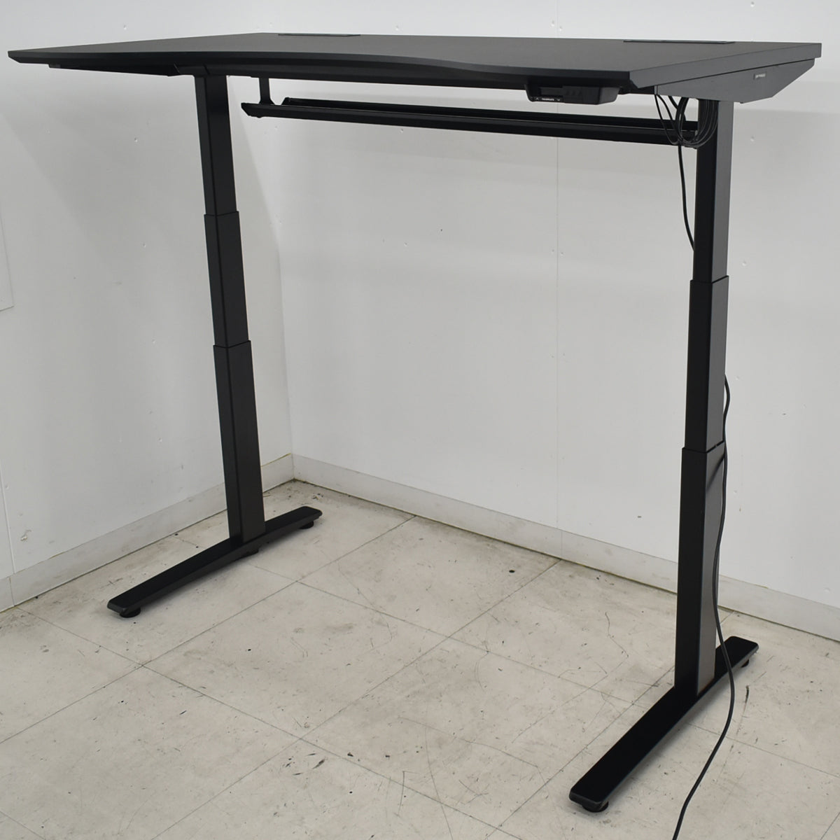【中古】オカムラ　ストライカー　スイフト　電動昇降デスク　ラウンドタイプ　2021年製　コントロールレバータイプ　インジケーターメモリ機能付　幅1400　2026070203【中古オフィス家具】