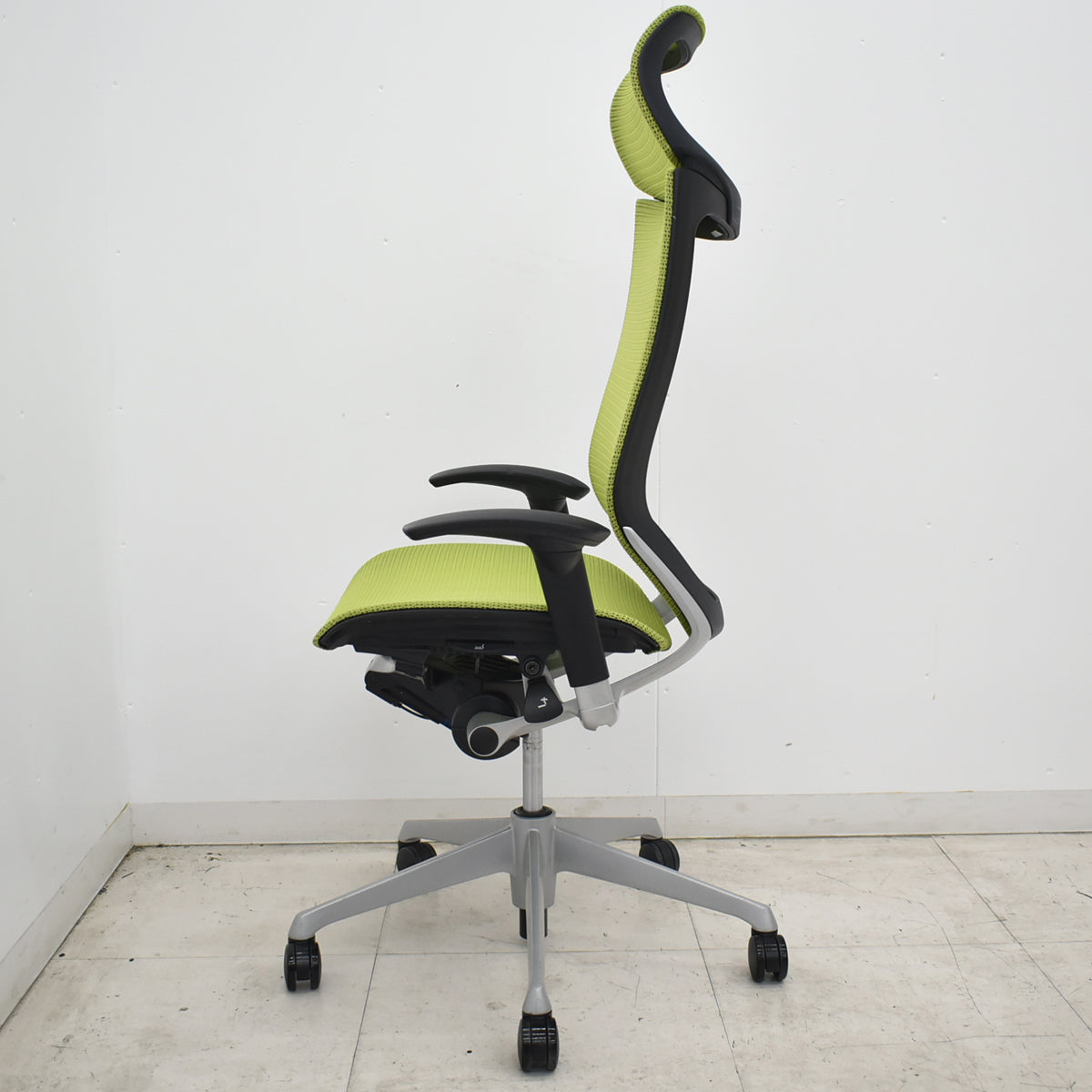 【中古】オカムラ　バロン　エクストラハイバック　可動肘　固定ヘッドレスト　ライムグリーン　2026070602【中古オフィス家具】