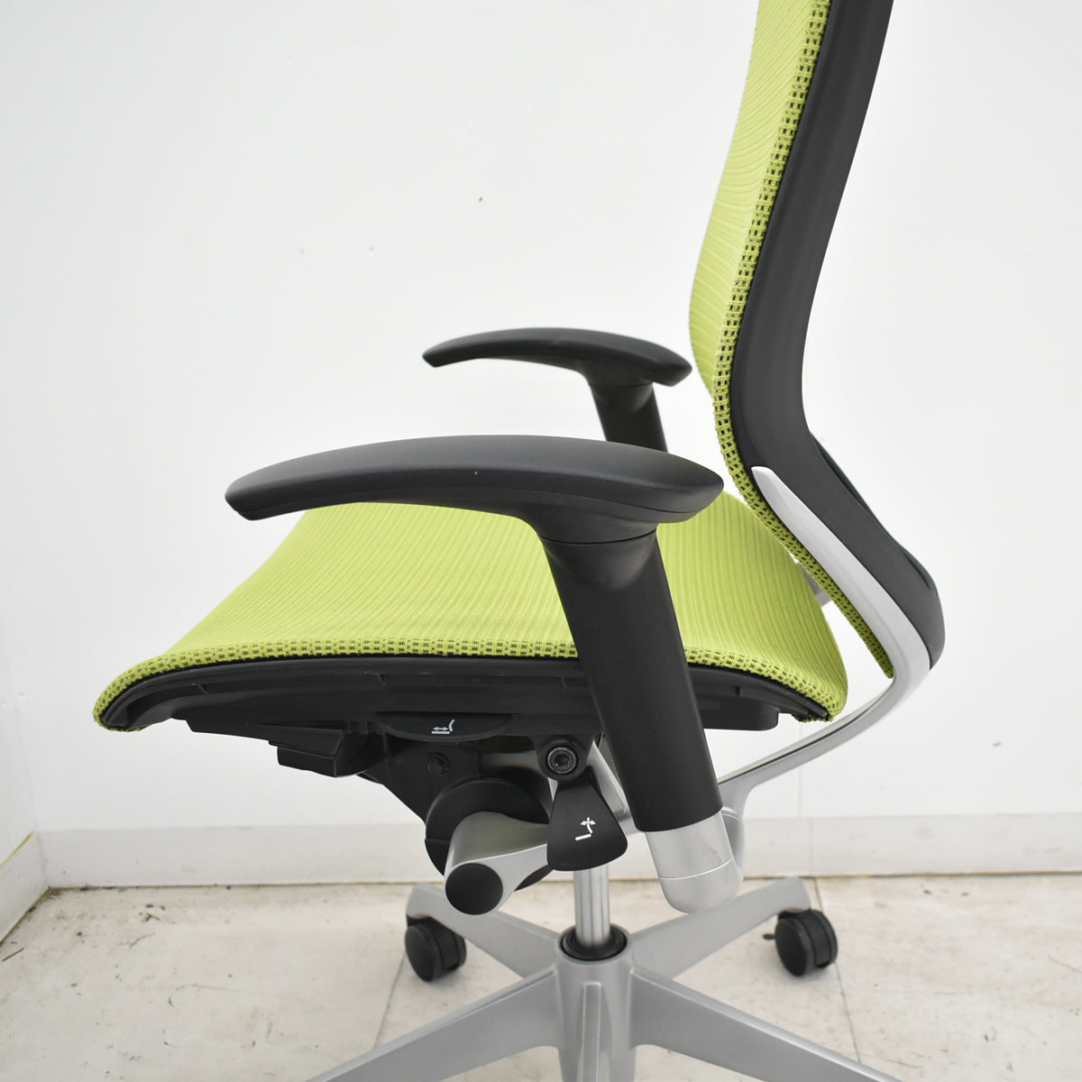 【中古】オカムラ　バロン　エクストラハイバック　可動肘　固定ヘッドレスト　ライムグリーン　2026070602【中古オフィス家具】