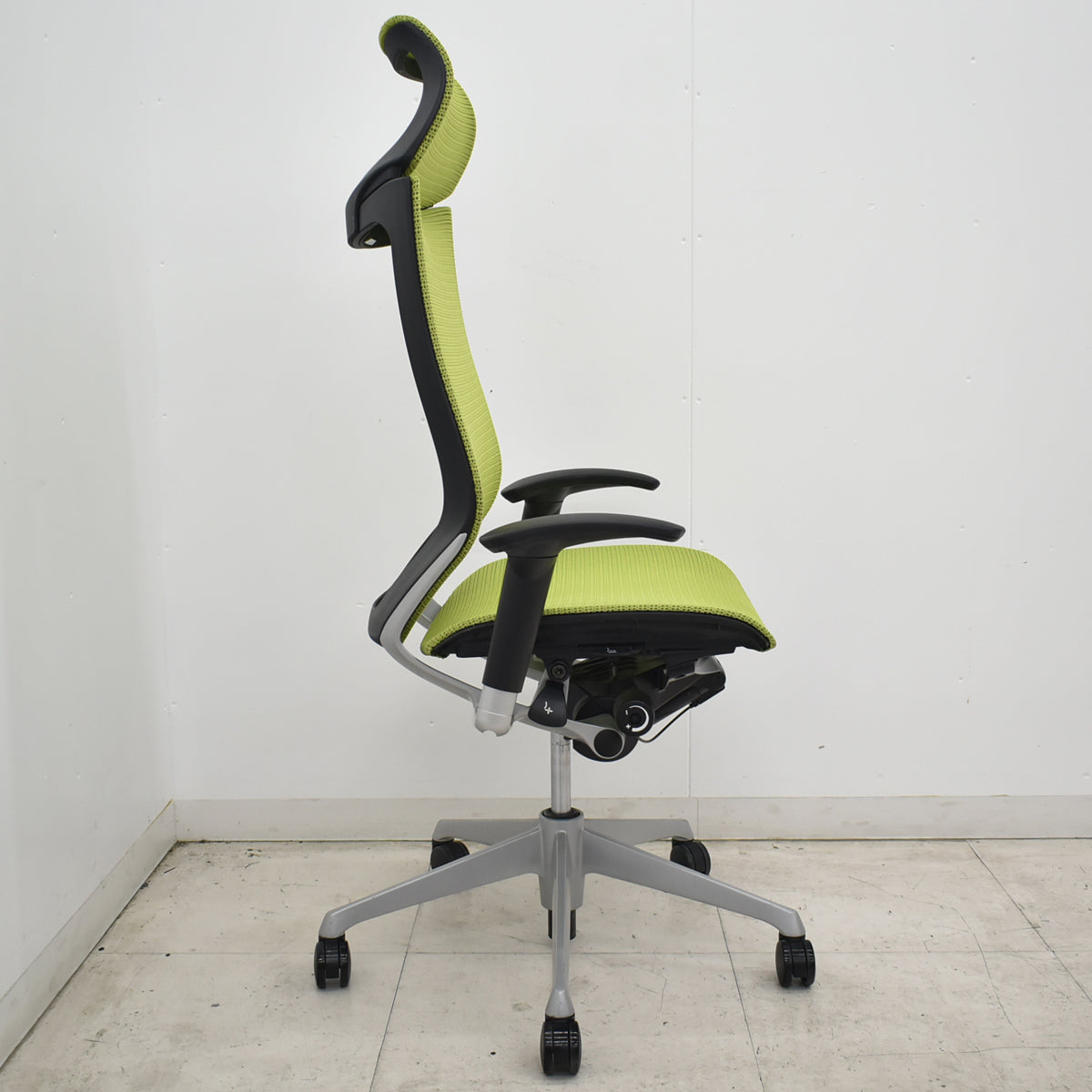 【中古】オカムラ　バロン　エクストラハイバック　可動肘　固定ヘッドレスト　ライムグリーン　2026070602【中古オフィス家具】