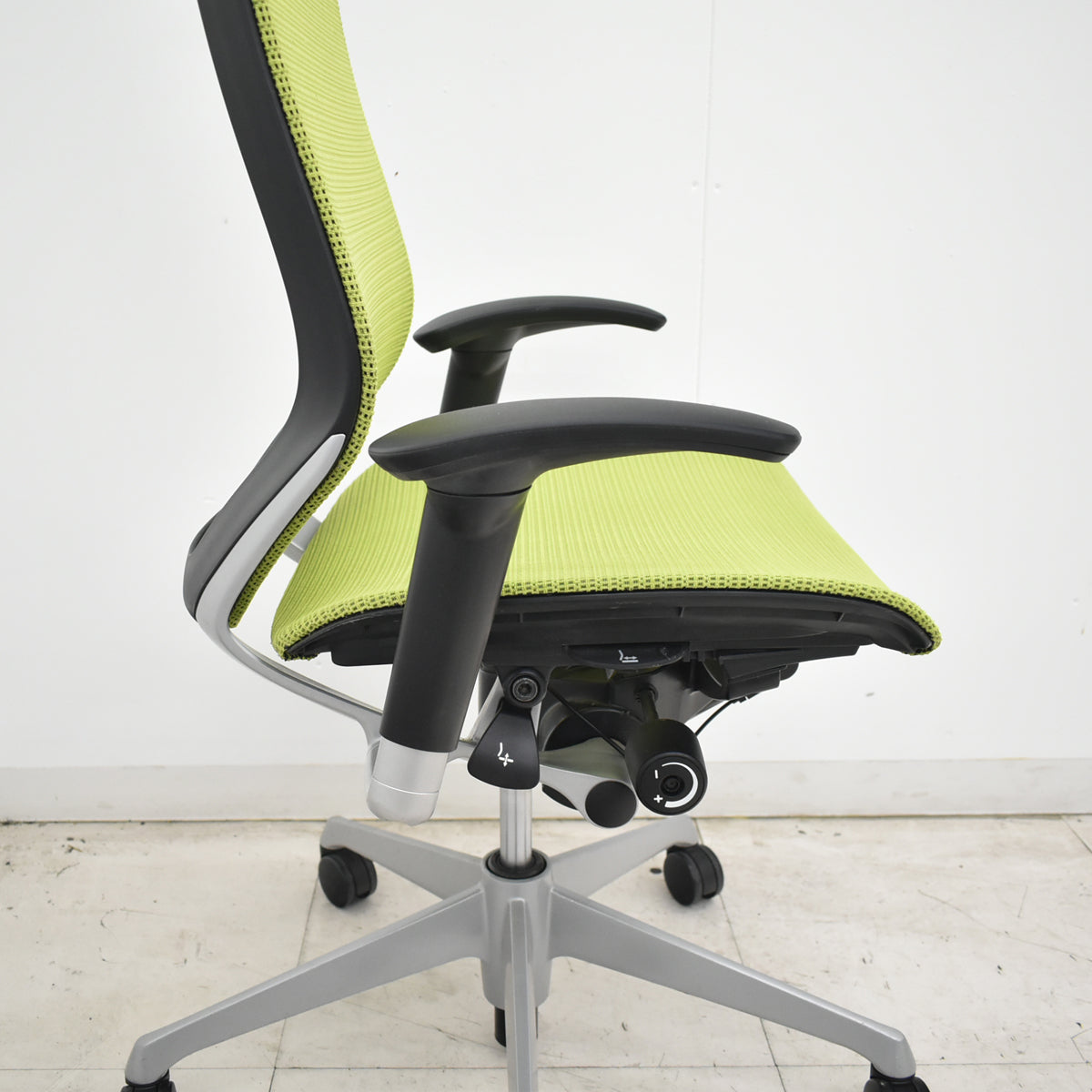 【中古】オカムラ　バロン　エクストラハイバック　可動肘　固定ヘッドレスト　ライムグリーン　2026070602【中古オフィス家具】