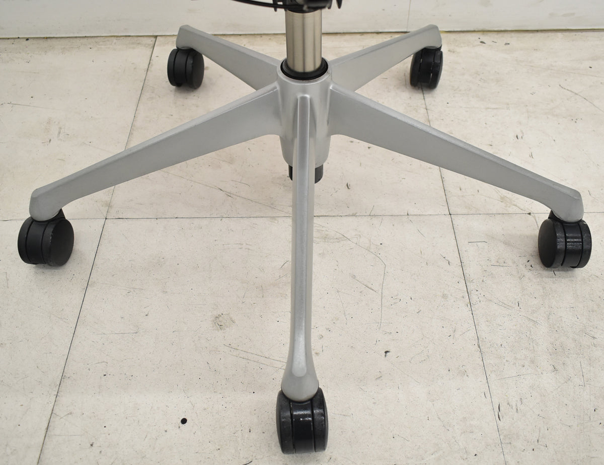 【中古】オカムラ　バロン　ローバック　可動肘　ホワイトボディ　オレンジ　2026070603【中古オフィス家具】