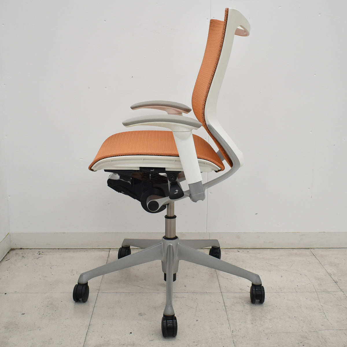 【中古】オカムラ　バロン　ローバック　可動肘　ホワイトボディ　オレンジ　2026070603【中古オフィス家具】