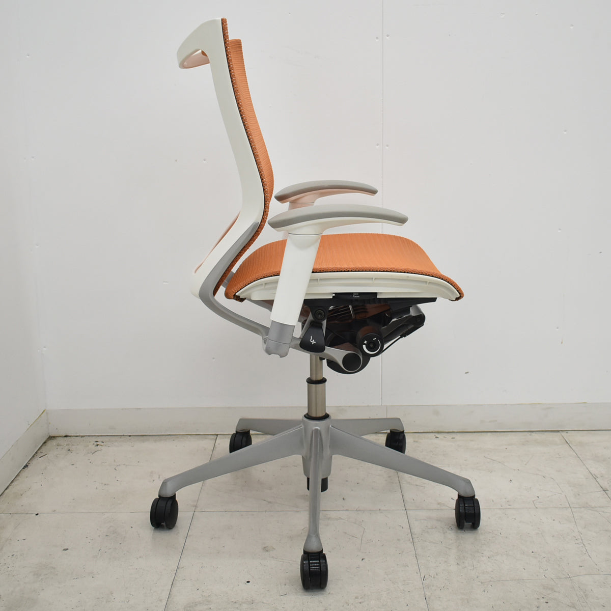 【中古】オカムラ　バロン　ローバック　可動肘　ホワイトボディ　オレンジ　2026070603【中古オフィス家具】