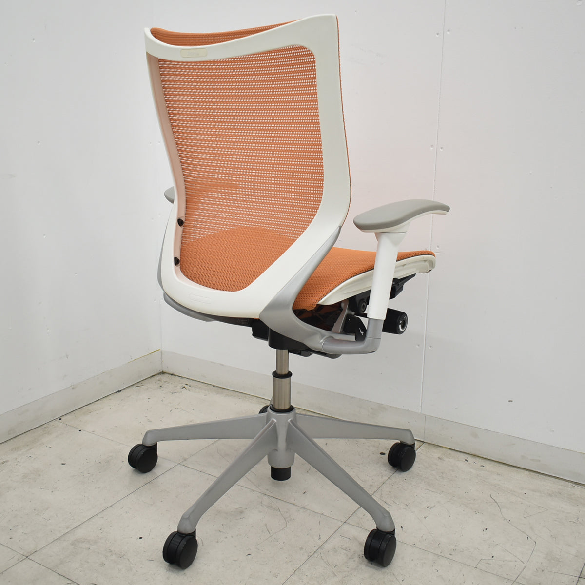 【中古】オカムラ　バロン　ローバック　可動肘　ホワイトボディ　オレンジ　2026070603【中古オフィス家具】