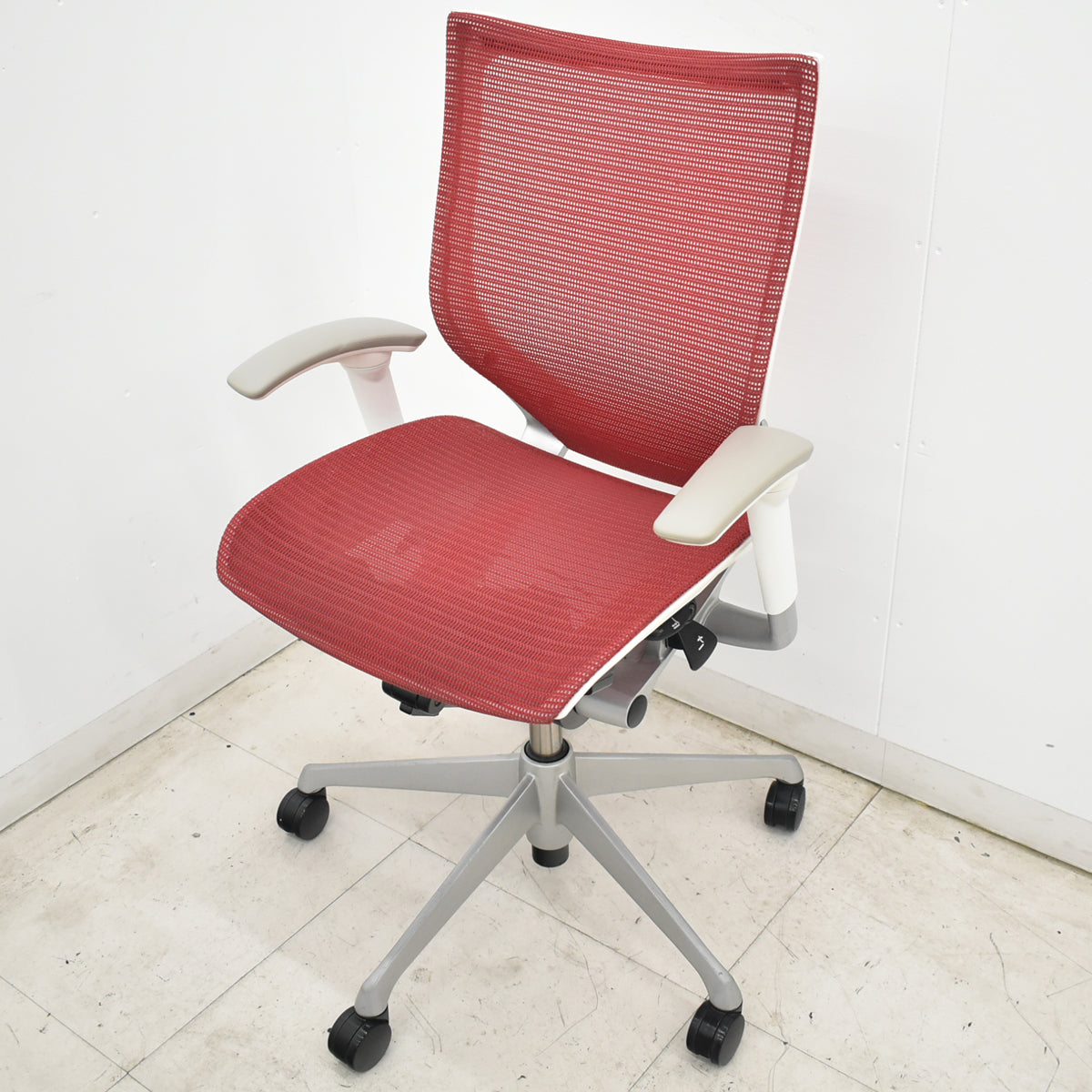 【中古】[難有]オカムラ　バロン　ローバック　可動肘　ホワイトボディ　レッド　2026070604【中古オフィス家具】