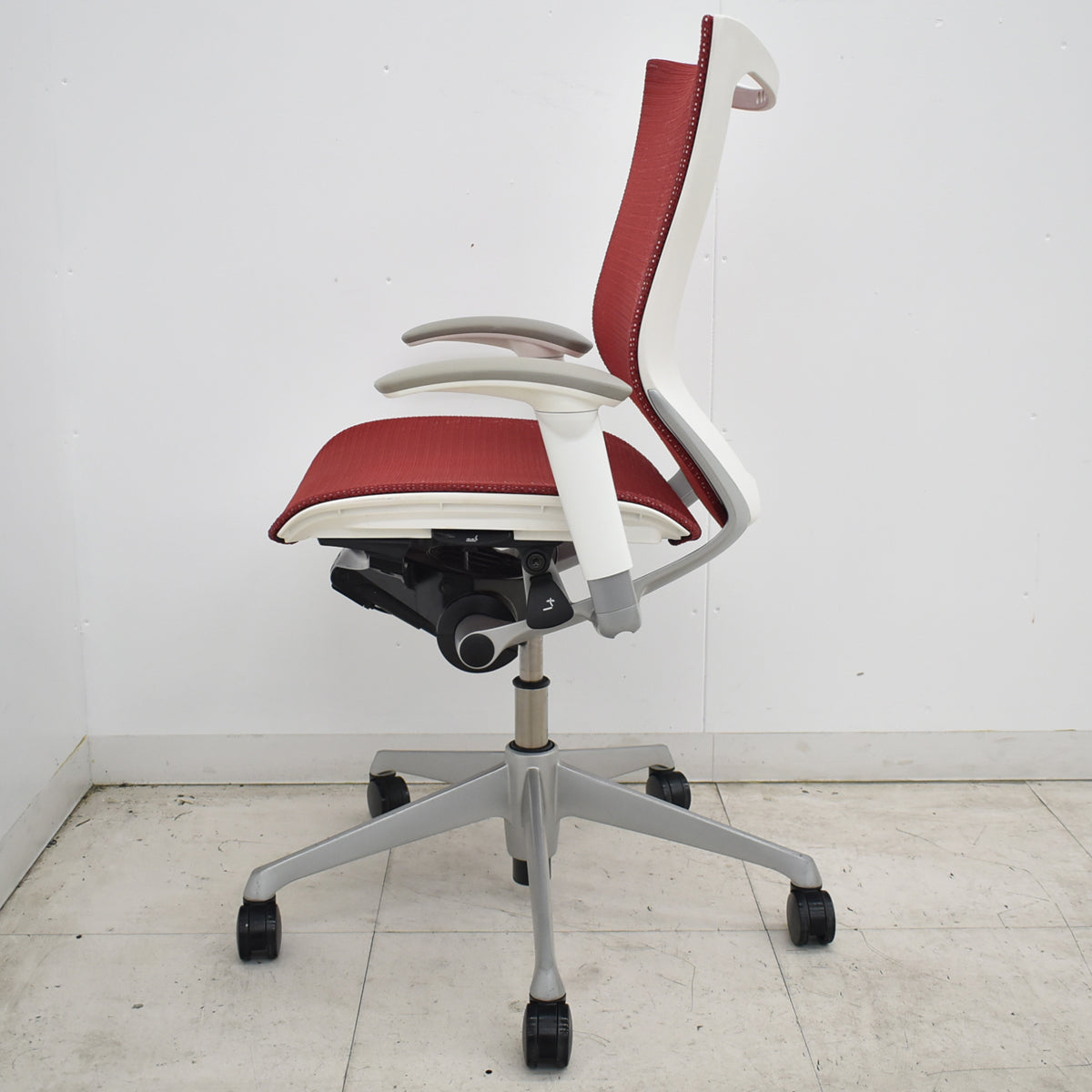 【中古】[難有]オカムラ　バロン　ローバック　可動肘　ホワイトボディ　レッド　2026070604【中古オフィス家具】