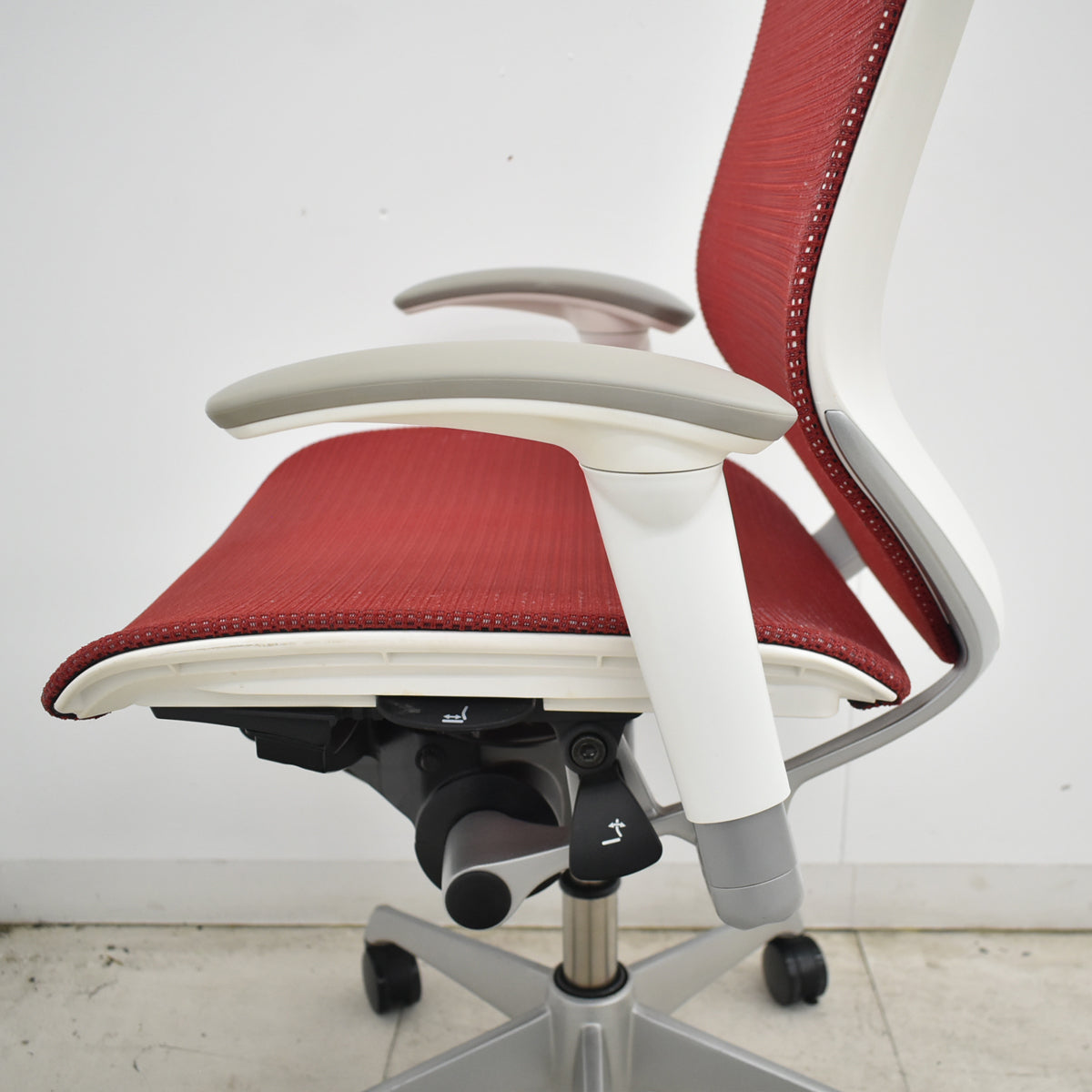 【中古】[難有]オカムラ　バロン　ローバック　可動肘　ホワイトボディ　レッド　2026070604【中古オフィス家具】