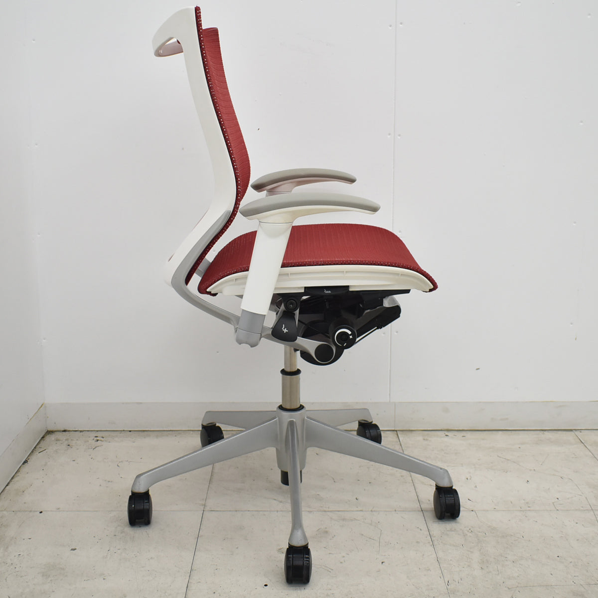 【中古】[難有]オカムラ　バロン　ローバック　可動肘　ホワイトボディ　レッド　2026070604【中古オフィス家具】