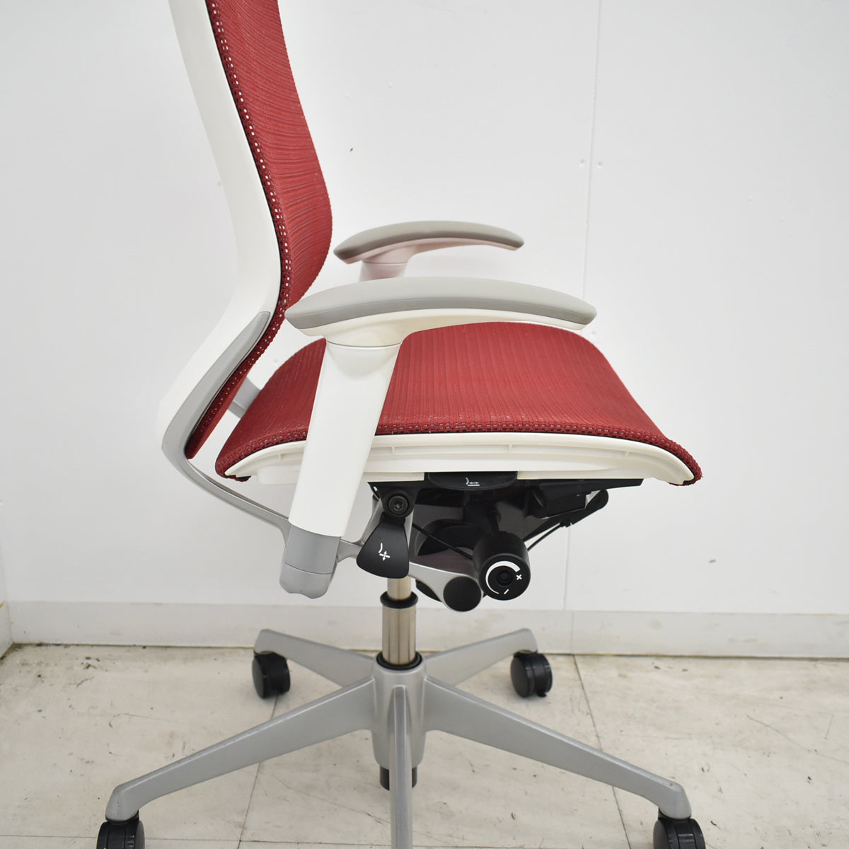 【中古】[難有]オカムラ　バロン　ローバック　可動肘　ホワイトボディ　レッド　2026070604【中古オフィス家具】