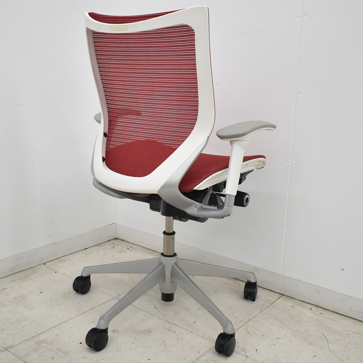 【中古】[難有]オカムラ　バロン　ローバック　可動肘　ホワイトボディ　レッド　2026070604【中古オフィス家具】