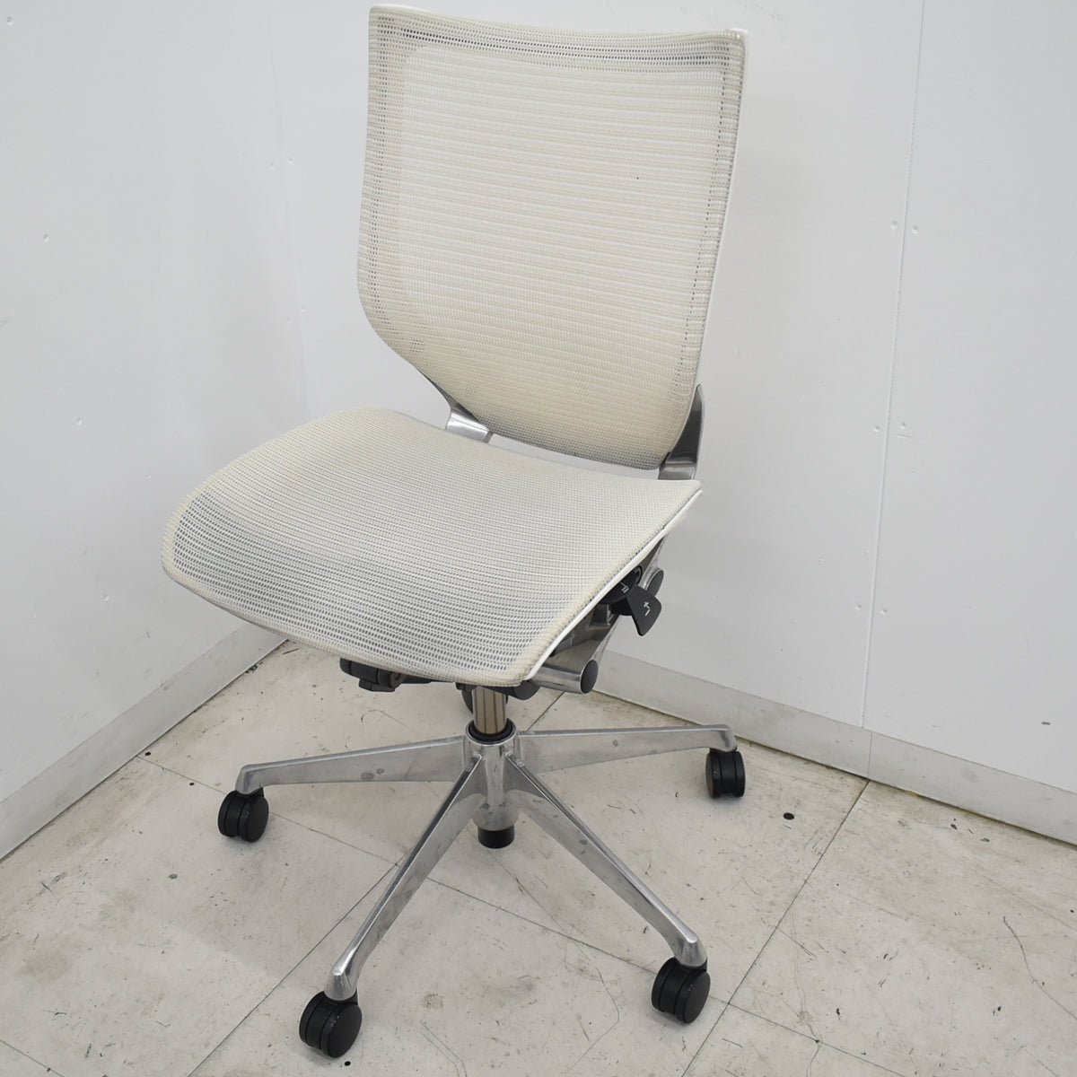 【中古】[難有]オカムラ　バロン　ローバック　肘なし　ポリッシュ　2026070605【中古オフィス家具】