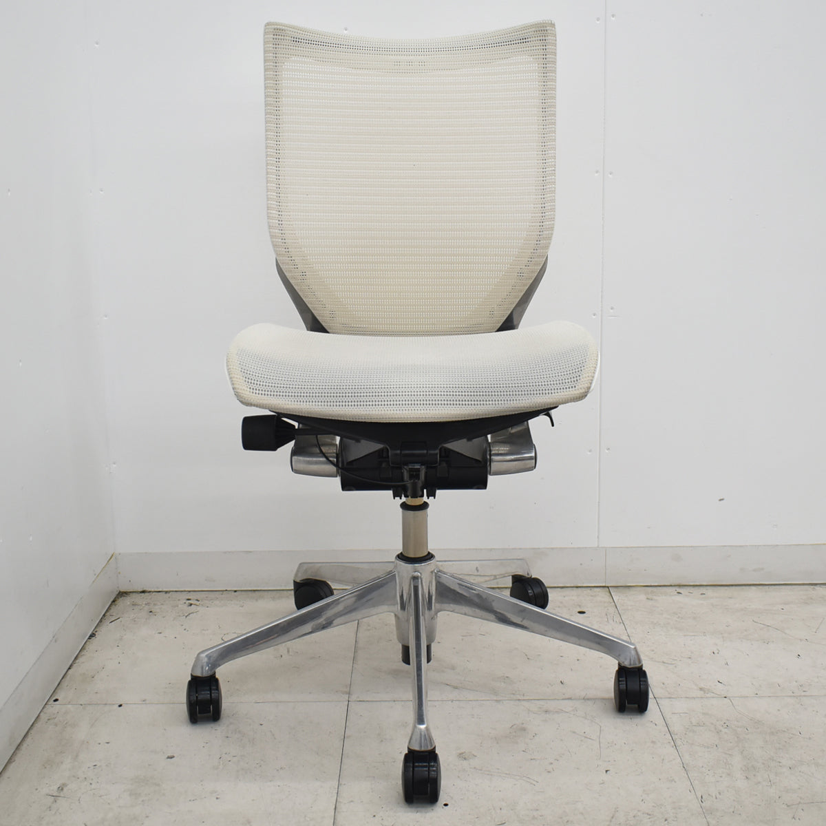 【中古】[難有]オカムラ　バロン　ローバック　肘なし　ポリッシュ　2026070605【中古オフィス家具】