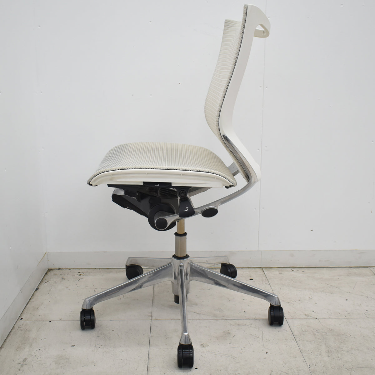 【中古】[難有]オカムラ　バロン　ローバック　肘なし　ポリッシュ　2026070605【中古オフィス家具】