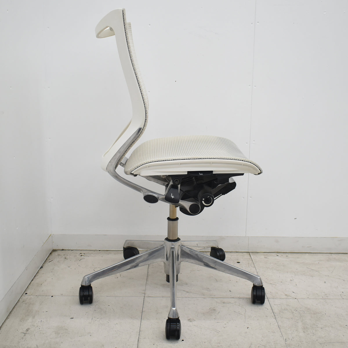 【中古】[難有]オカムラ　バロン　ローバック　肘なし　ポリッシュ　2026070605【中古オフィス家具】