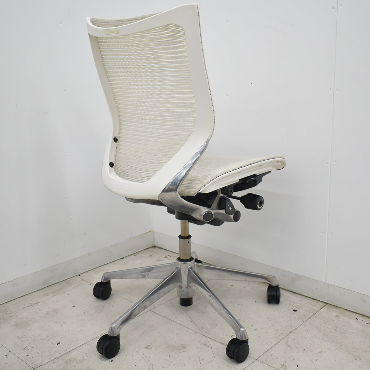 【中古】[難有]オカムラ　バロン　ローバック　肘なし　ポリッシュ　2026070605【中古オフィス家具】
