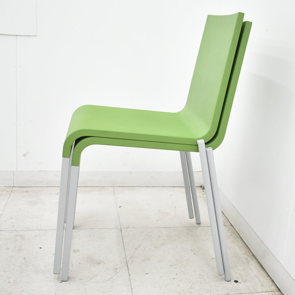 【中古】ヴィトラ vitra.　.03　ゼロスリー　スタッキングチェア　２脚セット　グリーン　2026070703【中古オフィス家具】