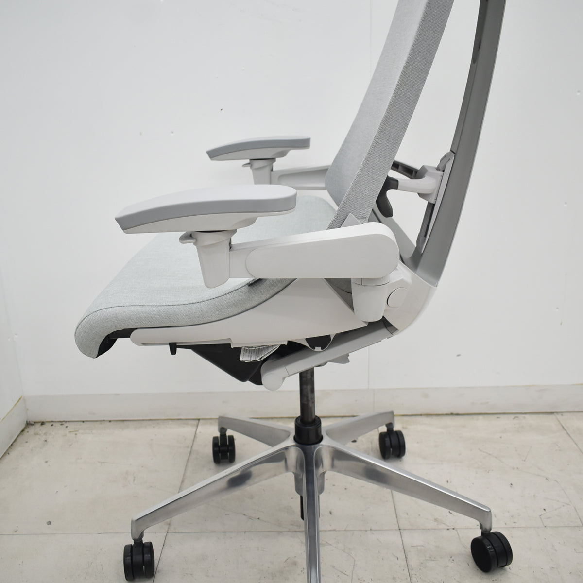 【中古】イトーキ　Act　アクト　エクストラハイバック　４Ｄリンクアーム　ランバーサポート　テクスチャードメッシュ　ポリッシュ　グレー　2020年製　2026070801【中古オフィス家具】