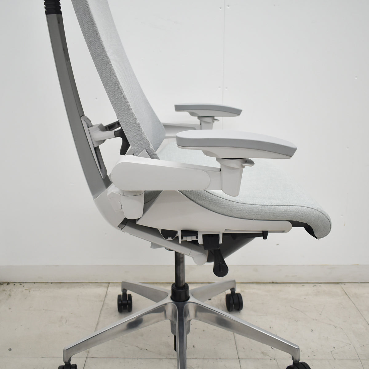 【中古】イトーキ　Act　アクト　エクストラハイバック　４Ｄリンクアーム　ランバーサポート　テクスチャードメッシュ　ポリッシュ　グレー　2020年製　2026070801【中古オフィス家具】