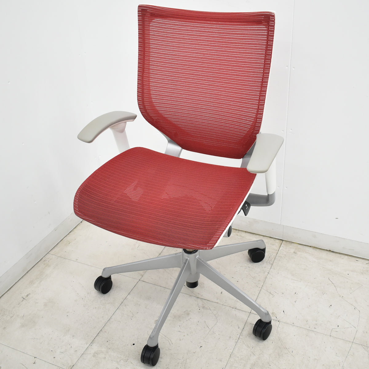 【中古】[難有]オカムラ　バロン　ローバック　可動肘　レッド　2026070804【中古オフィス家具】