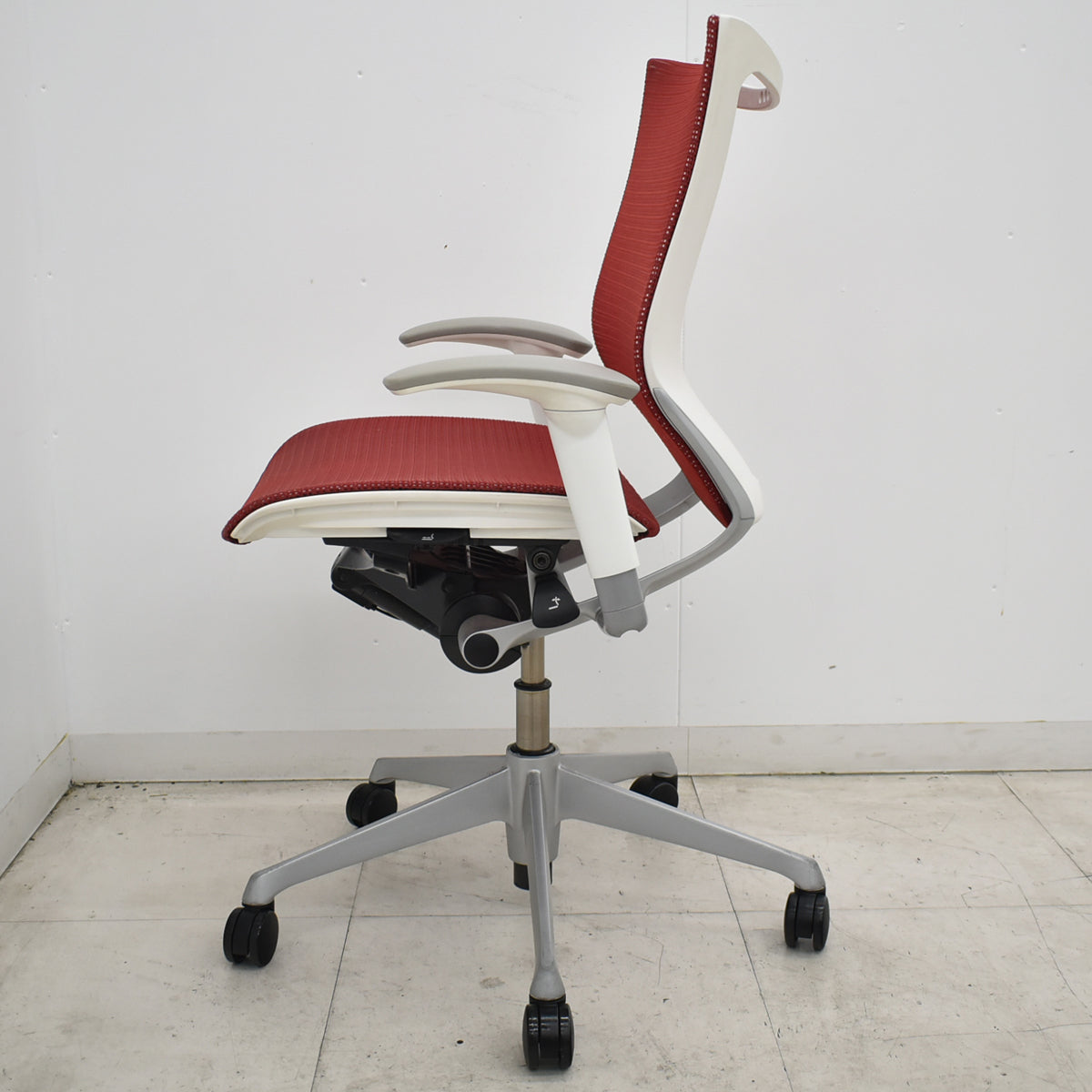 【中古】[難有]オカムラ　バロン　ローバック　可動肘　レッド　2026070804【中古オフィス家具】