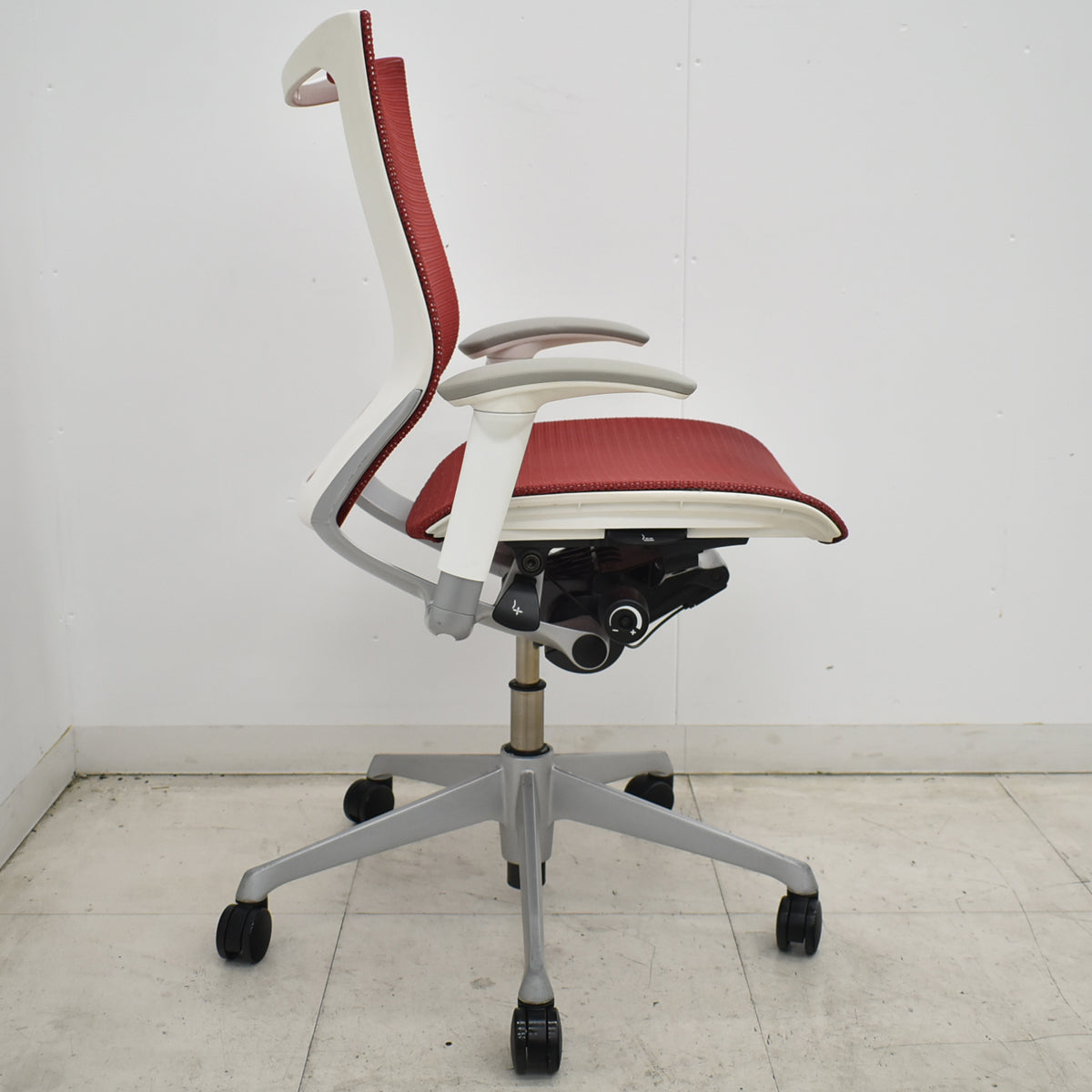 【中古】[難有]オカムラ　バロン　ローバック　可動肘　レッド　2026070804【中古オフィス家具】
