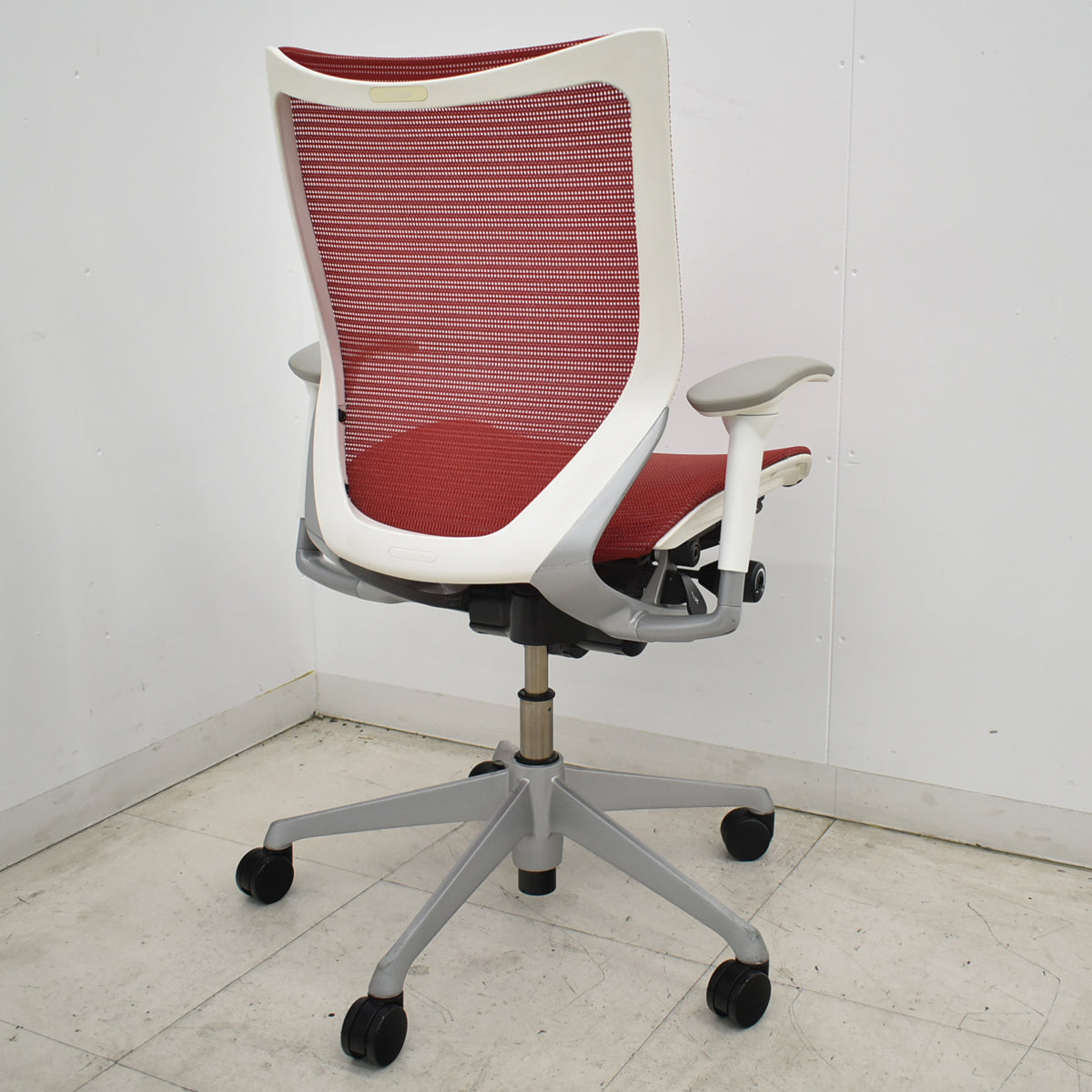 【中古】[難有]オカムラ　バロン　ローバック　可動肘　レッド　2026070804【中古オフィス家具】