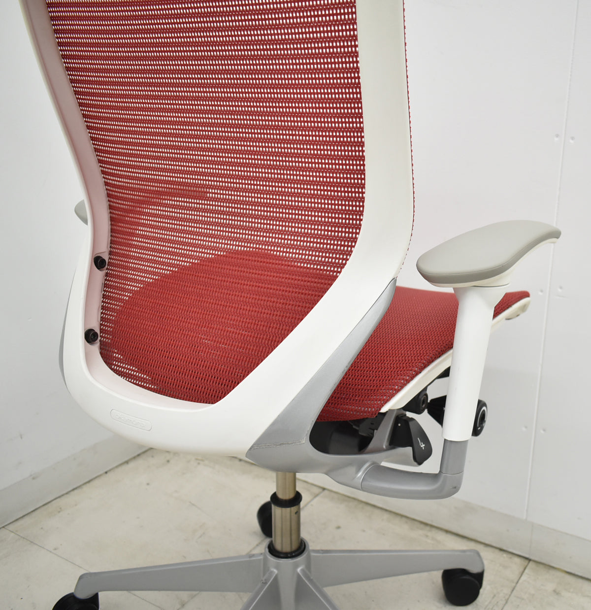【中古】[難有]オカムラ　バロン　ローバック　可動肘　レッド　2026070804【中古オフィス家具】