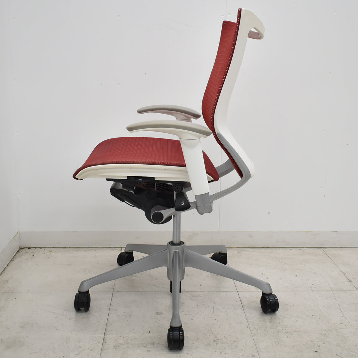 【中古】[難有]オカムラ　バロン　ローバック　可動肘　レッド　2026070805【中古オフィス家具】