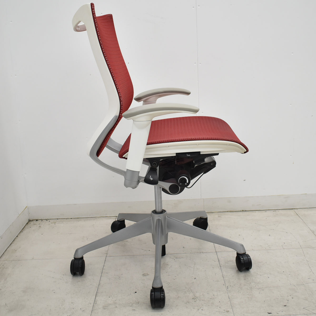 【中古】[難有]オカムラ　バロン　ローバック　可動肘　レッド　2026070805【中古オフィス家具】