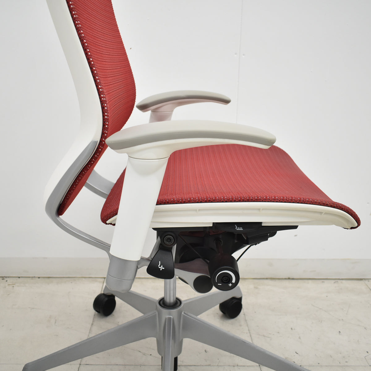【中古】[難有]オカムラ　バロン　ローバック　可動肘　レッド　2026070805【中古オフィス家具】