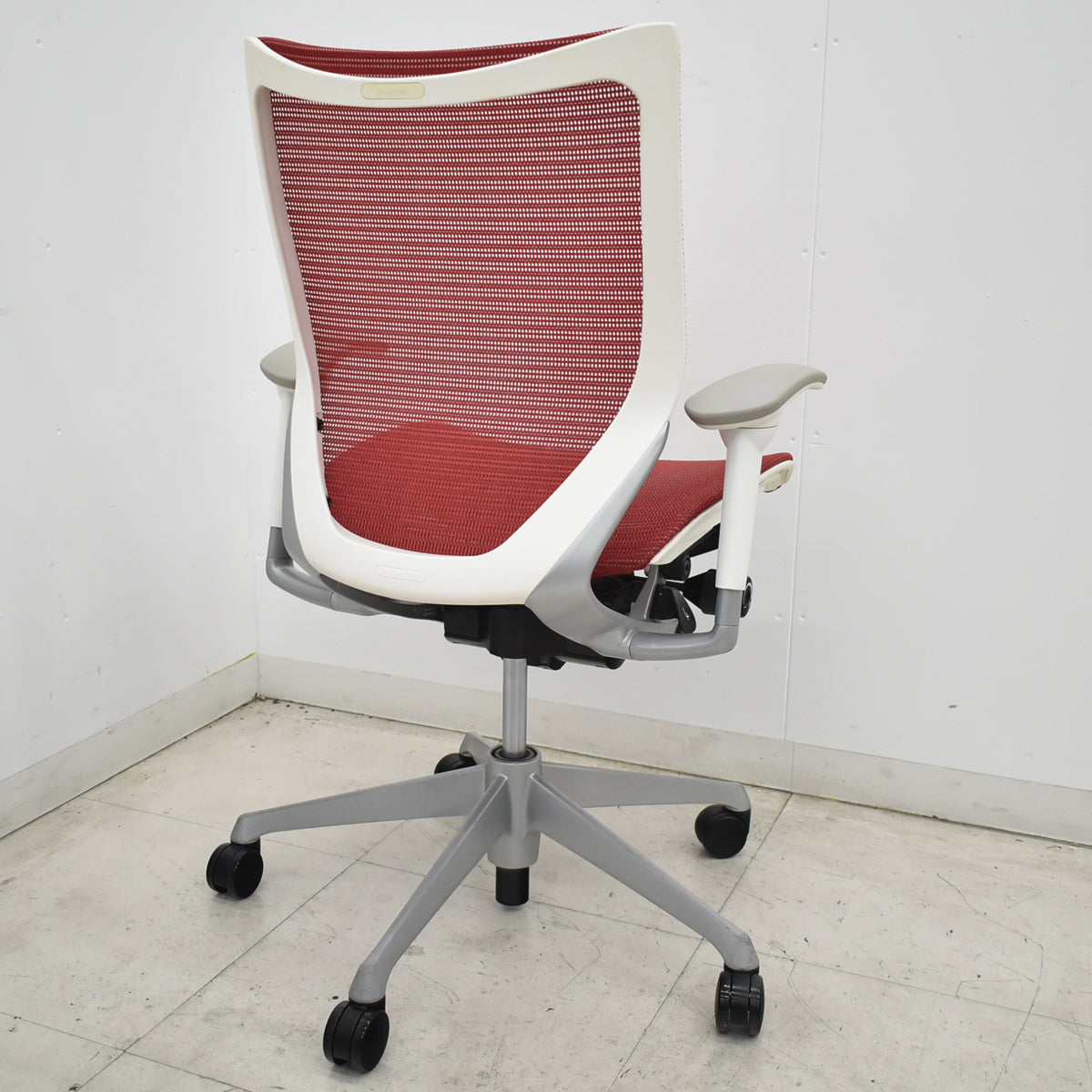【中古】[難有]オカムラ　バロン　ローバック　可動肘　レッド　2026070805【中古オフィス家具】