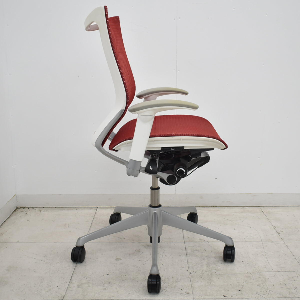【中古】[難有]オカムラ　バロン　ローバック　可動肘　レッド　2026070806【中古オフィス家具】