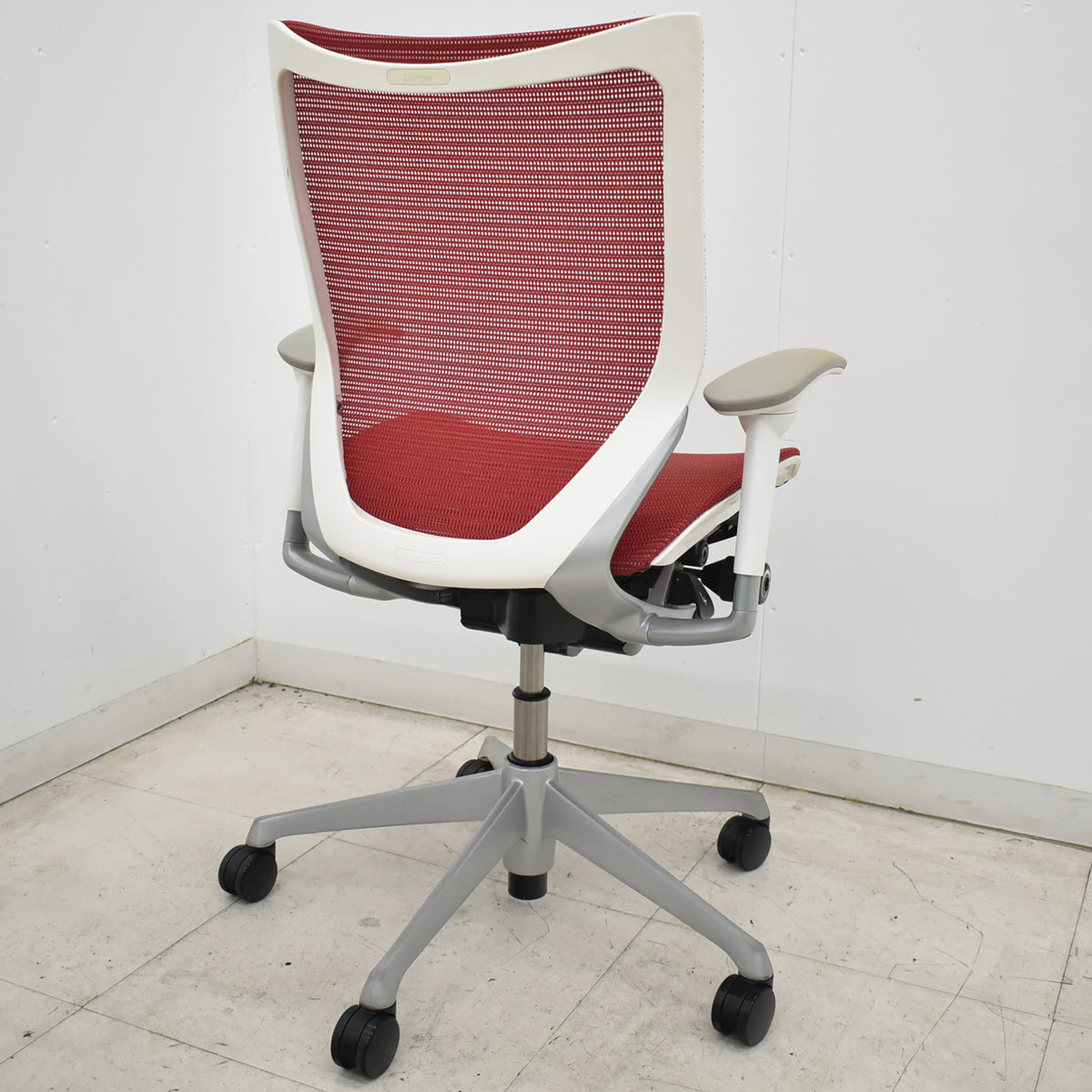 【中古】[難有]オカムラ　バロン　ローバック　可動肘　レッド　2026070806【中古オフィス家具】