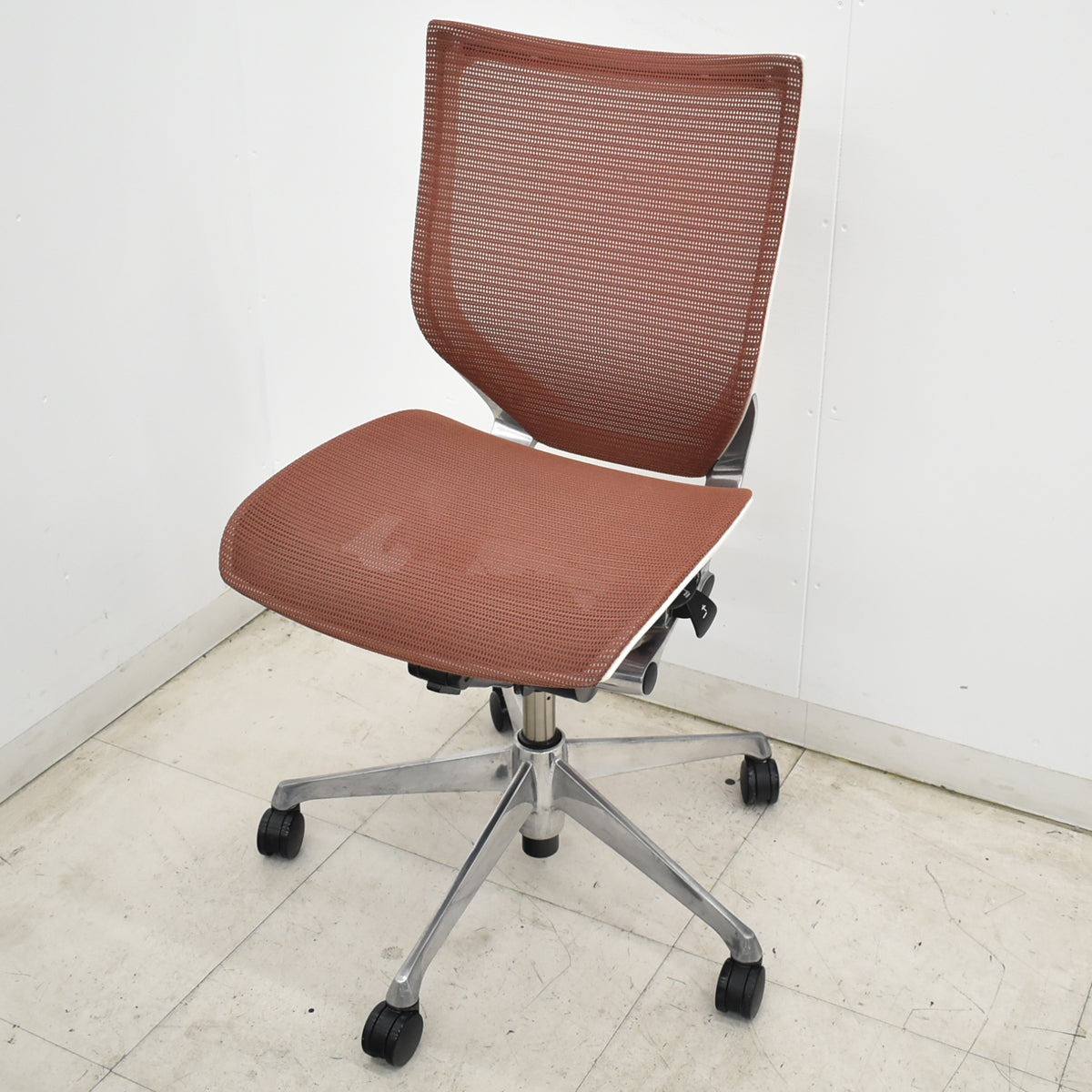 【中古】オカムラ　バロン　ローバック　肘なし　ポリッシュ　ブラウン　2026070901【中古オフィス家具】