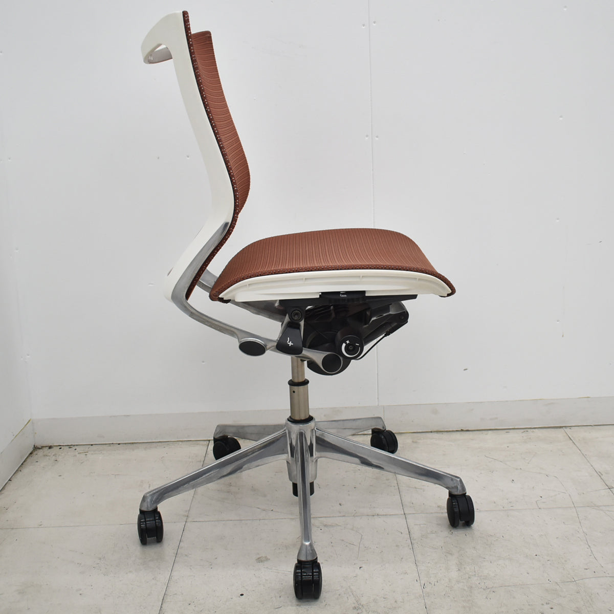 【中古】オカムラ　バロン　ローバック　肘なし　ポリッシュ　ブラウン　2026070901【中古オフィス家具】