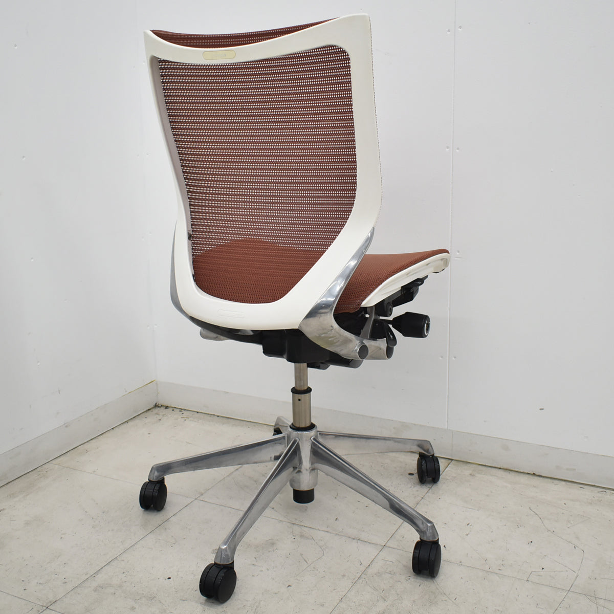 【中古】オカムラ　バロン　ローバック　肘なし　ポリッシュ　ブラウン　2026070901【中古オフィス家具】