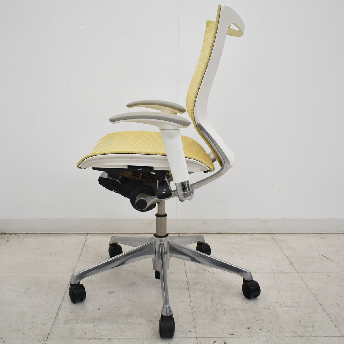 【中古】[難有]オカムラ　バロン　ローバック　可動肘　イエロー　2026070902【中古オフィス家具】